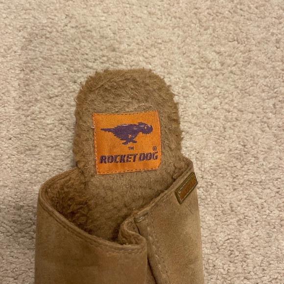 Woman’s Rocket Dog Size 10 tan Clog/Slides - Picture 3 of 6